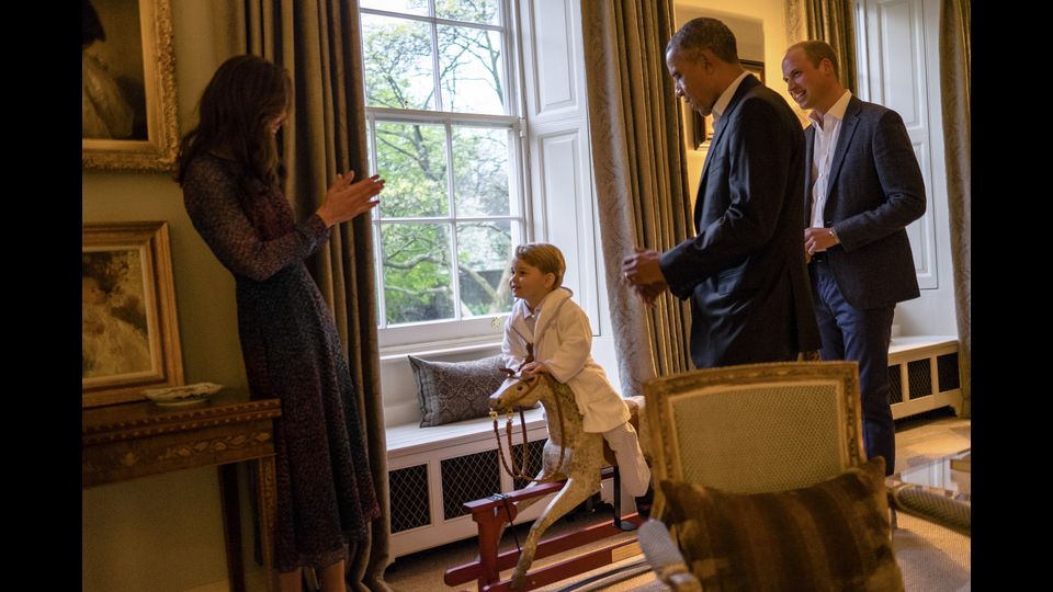 Il piccolo George gioca con il cavallo a dondolo, regalo dei coniugi Obama (Afp)&nbsp;