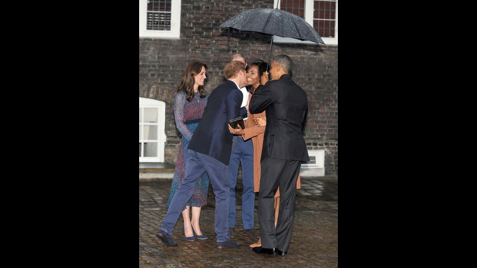 Il principe Harry saluta la first lady Michelle (Afp)&nbsp;