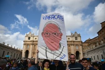 La celebrazione del Giubileo dei ragazzi. Dal Papa 100 mila giovani e tanti romani che si sono aggiunti alla messa in Piazza San Pietro (Afp)