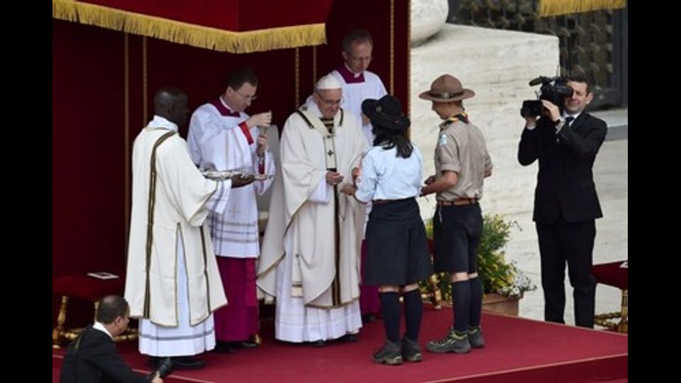 Papa Francesco ha consegnato come simbolo del 'mandato missionario' il crocifisso ad alcuni ragazzi in rappresentanza di tutti i loro coetanei che gremivano piazza San Pietro (Afp)