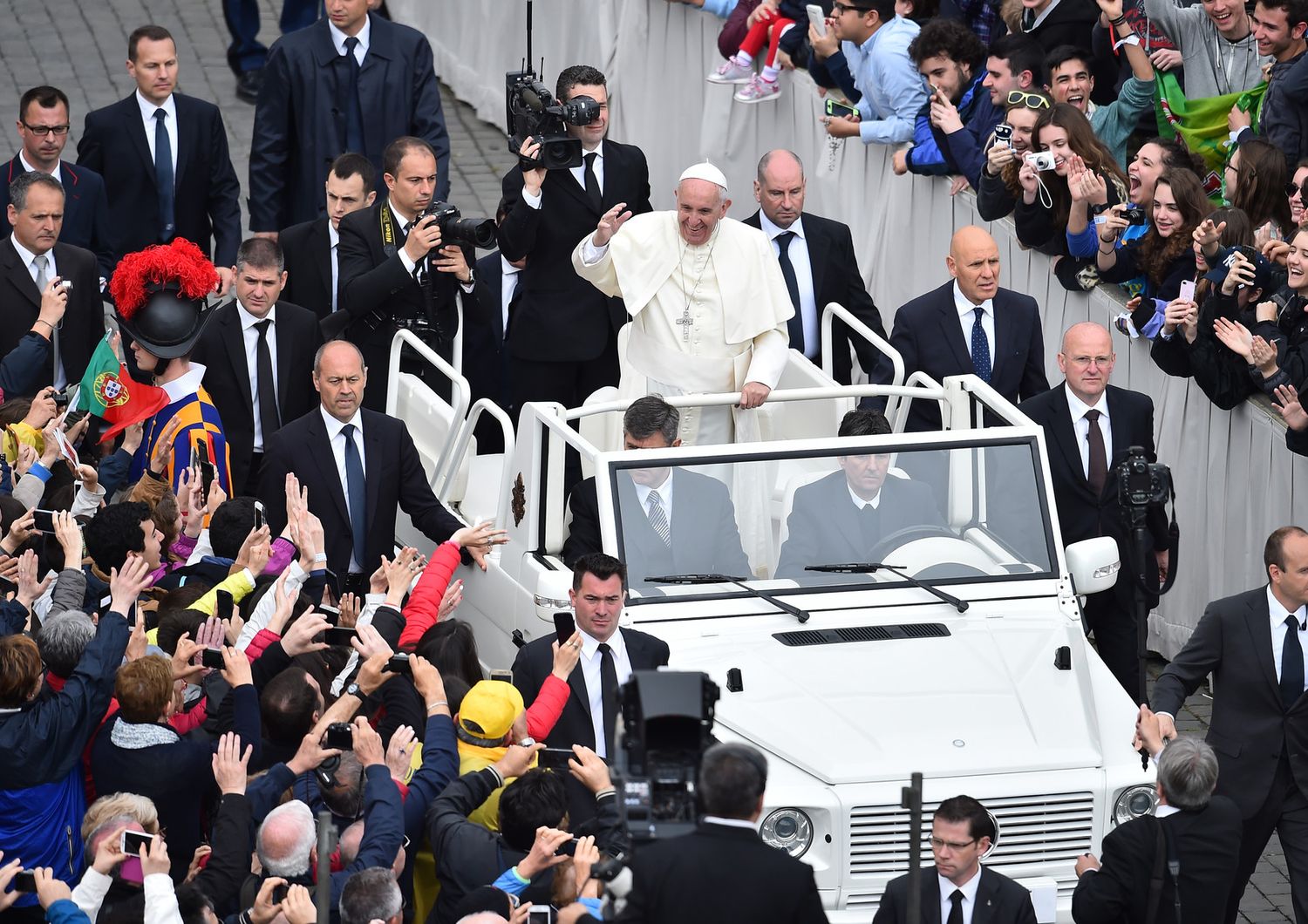 Al termine della messa celebrata sul sagrato della Basilica, &nbsp;Papa Francesco ha compiuto un lungo giro in jeep tra i settori gremiti di piazza San Pietro (Afp)