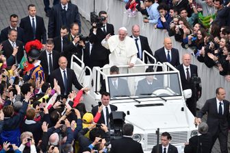 Al termine della messa celebrata sul sagrato della Basilica, &nbsp;Papa Francesco ha compiuto un lungo giro in jeep tra i settori gremiti di piazza San Pietro (Afp)