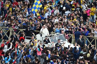 Al termine della messa celebrata sul sagrato della Basilica, &nbsp;Papa Francesco ha compiuto un lungo giro in jeep tra i settori gremiti di piazza San Pietro (Afp)