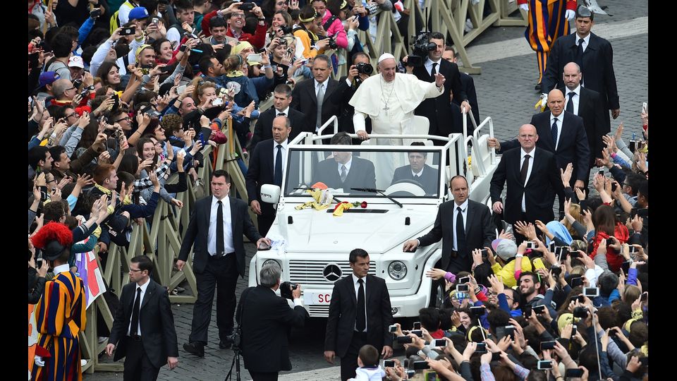 Il saluto di Papa Francesco ai tanti giunti in Piazza San Pietro per celebrare il Giubileo dei ragazzi (Afp)