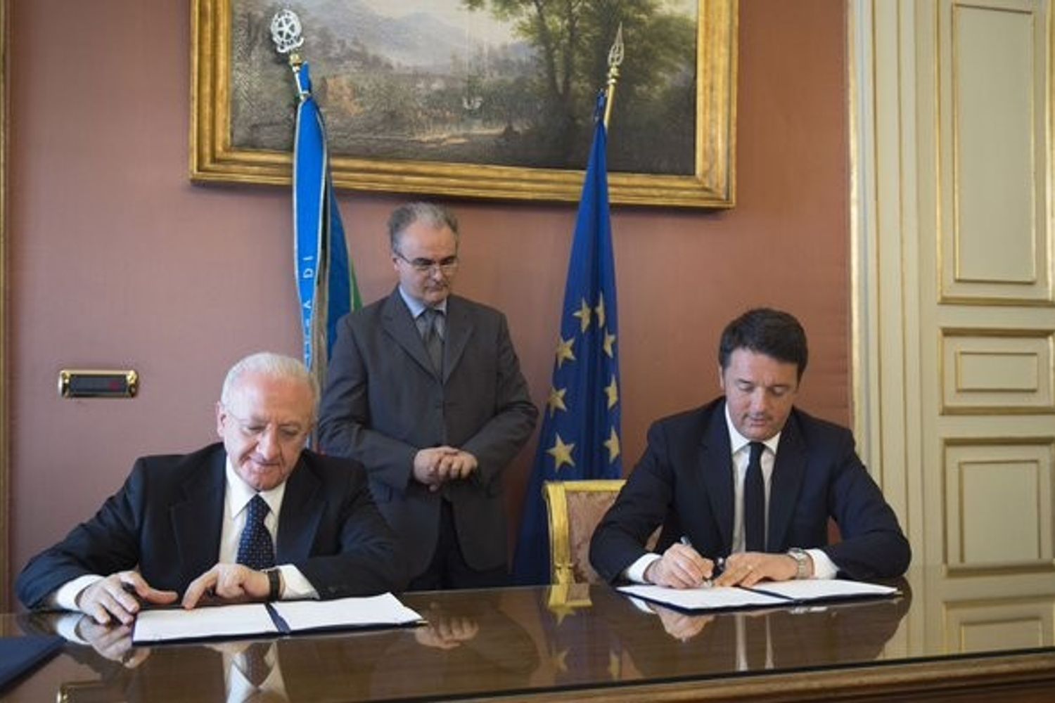 &nbsp;Renzi De Luca firma patto Campania (foto twitter)
