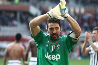 Il portiere e capitano della Juventus, Gigi Buffon celebra la vittoria con il Torino, 20 marzo 2016