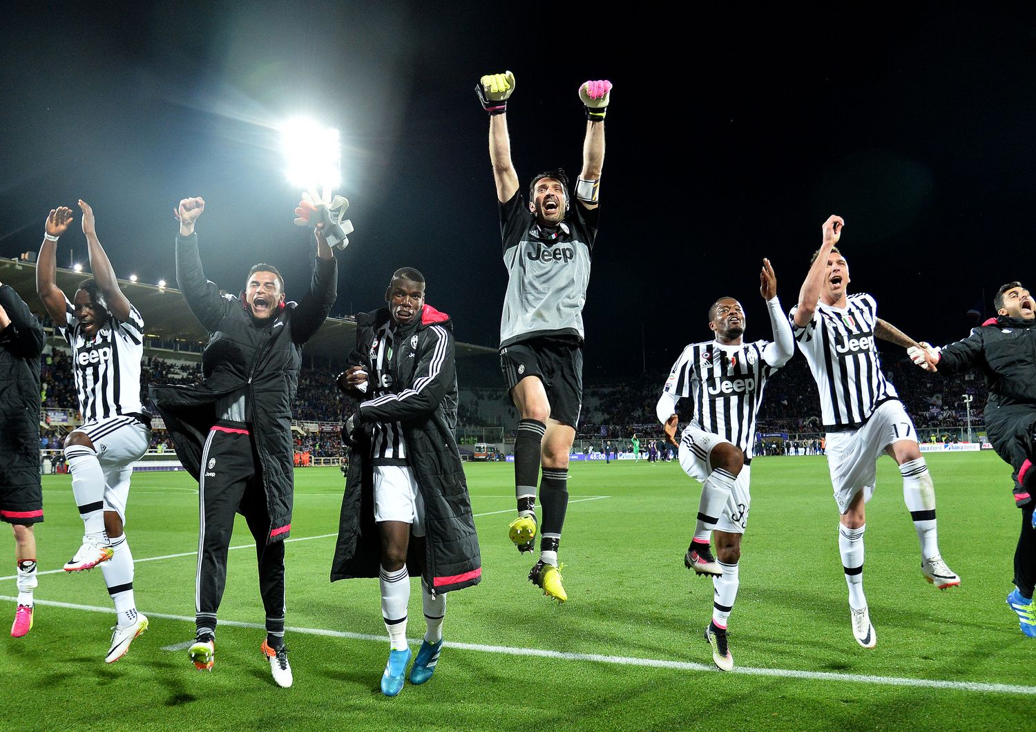 &nbsp;I giocatori della Juventus celebrano alla fine della Serie A italiana dopo la partita con la Fiorentina, 24 aprile 2016