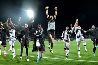 &nbsp;I giocatori della Juventus celebrano alla fine della Serie A italiana dopo la partita con la Fiorentina, 24 aprile 2016