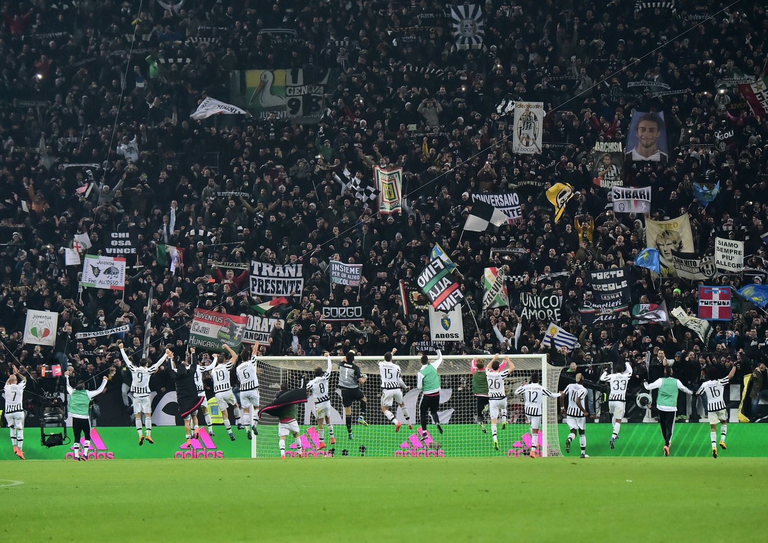 L'esultazione dei giocatori della Juventus con i tifosi dopo la vittoria con il Napoli, 13 febbraio 2016