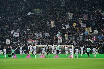 L'esultazione dei giocatori della Juventus con i tifosi dopo la vittoria con il Napoli, 13 febbraio 2016