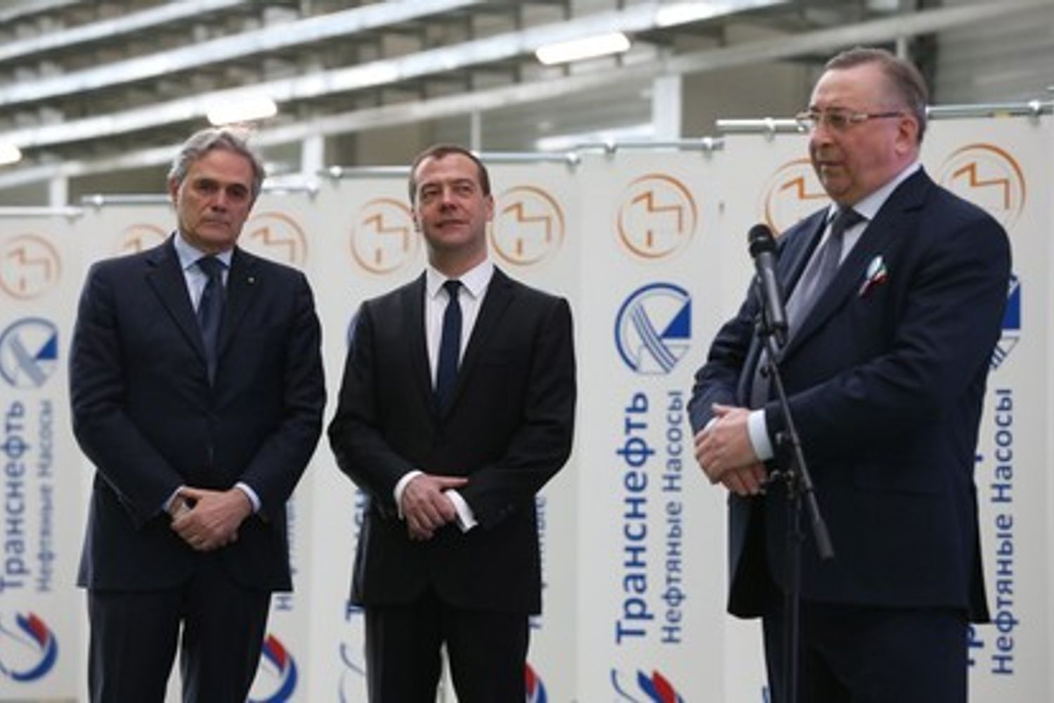 &nbsp; Russia Cesare Maria Ragaglini ambasciatore italiano a Chelyabinsk presso la Federazione russa alla cerimonia d' inaugurazione stabilimento per progettazione e produzione pompe per il trasporto del petrolio, realizzato daTermomeccanica Pompe e Transneft &nbsp;- afp