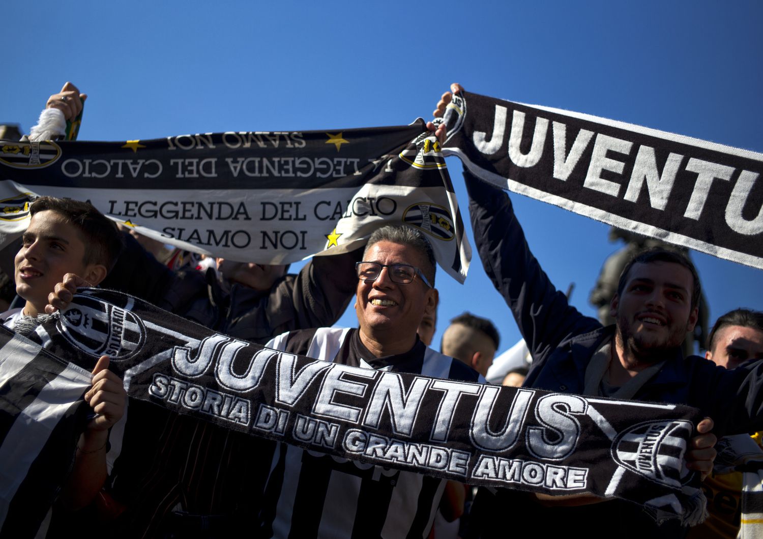 Tifosi della Juventus festeggiano la vittoria del quinto scudetto consecutivo