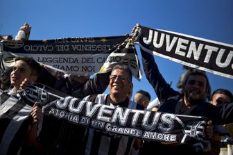 Tifosi della Juventus festeggiano la vittoria del quinto scudetto consecutivo