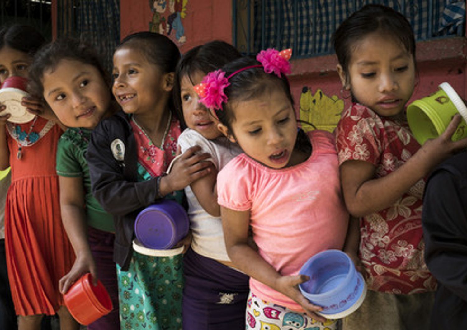 Bambini in fila per un pasto in Guatemala
