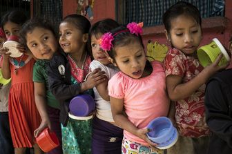 Bambini in fila per un pasto in Guatemala