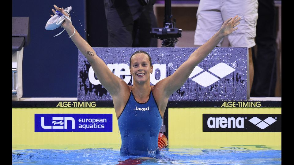 Federica Pellegrini festeggia dopo aver vinto i 200 metri stile libero alla finale femminile dei campionati europei. Berlino 23 agosto 2014 (Afp)&nbsp;