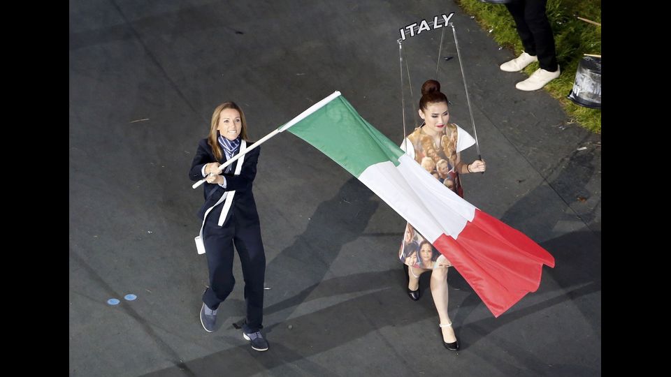 Valentina Vezzali portabandiera della delegazione Azzurra durante la cerimonia di apertura dei Giochi Olimpici di Londra 2012 (Afp)&nbsp;