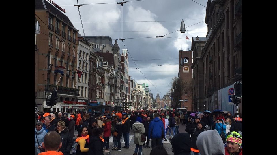 Una folla di turisti ha invaso le strade di Amasterdam per il King's Day
