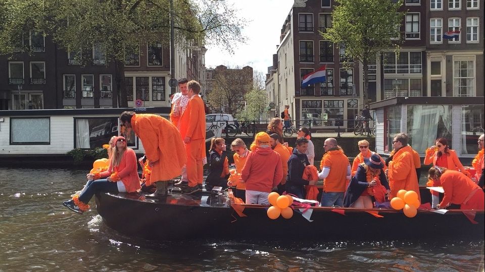 Per il King's Day, la citt&agrave; di Amsterdam si tinge di arancione