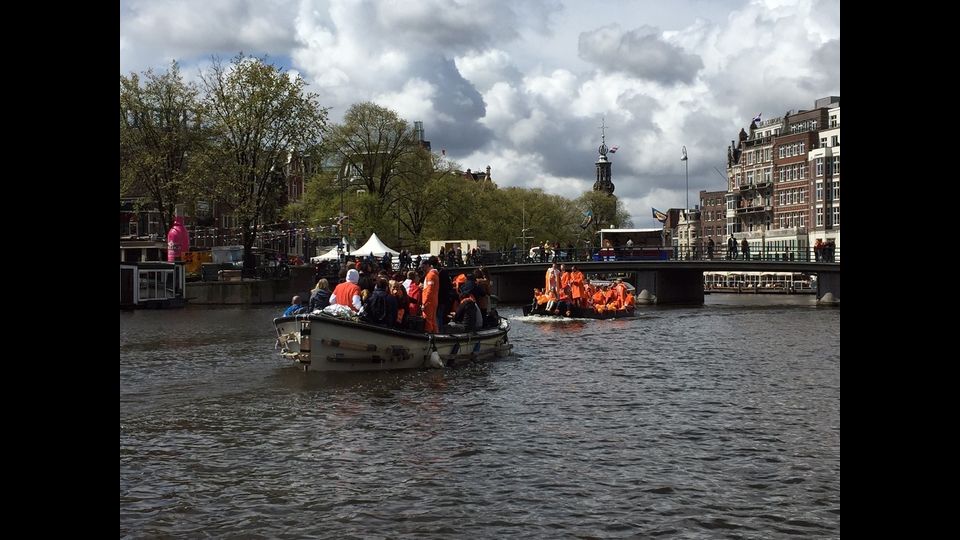 Cittadini e turisti festeggiano il King's Day