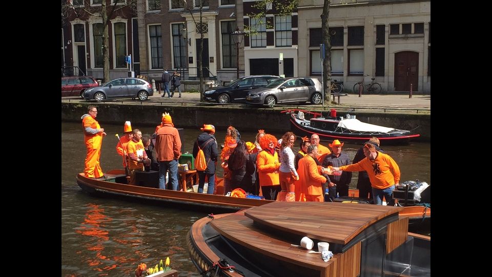 Parrucche, cappelli e corone, tutti in arancio per il King's Day