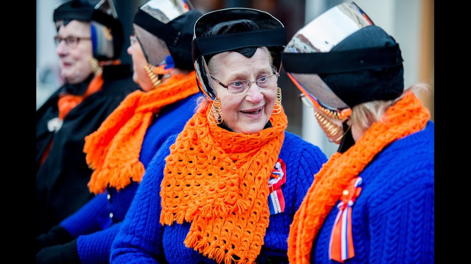 In abiti tradizionali gli abitanti di Zwolle festeggiano il compleanno del Re (Afp)