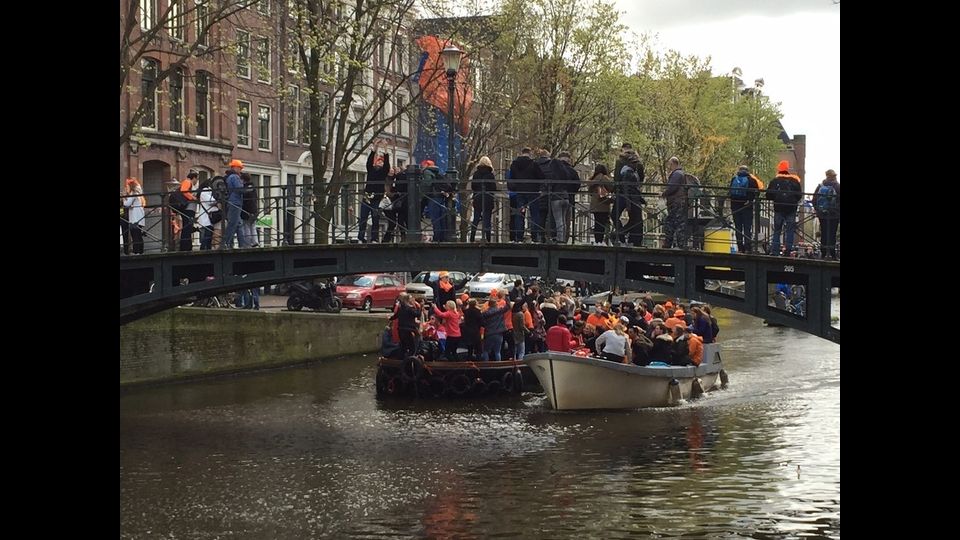 Deejay animano i canali di Amsterdam per il King's Day