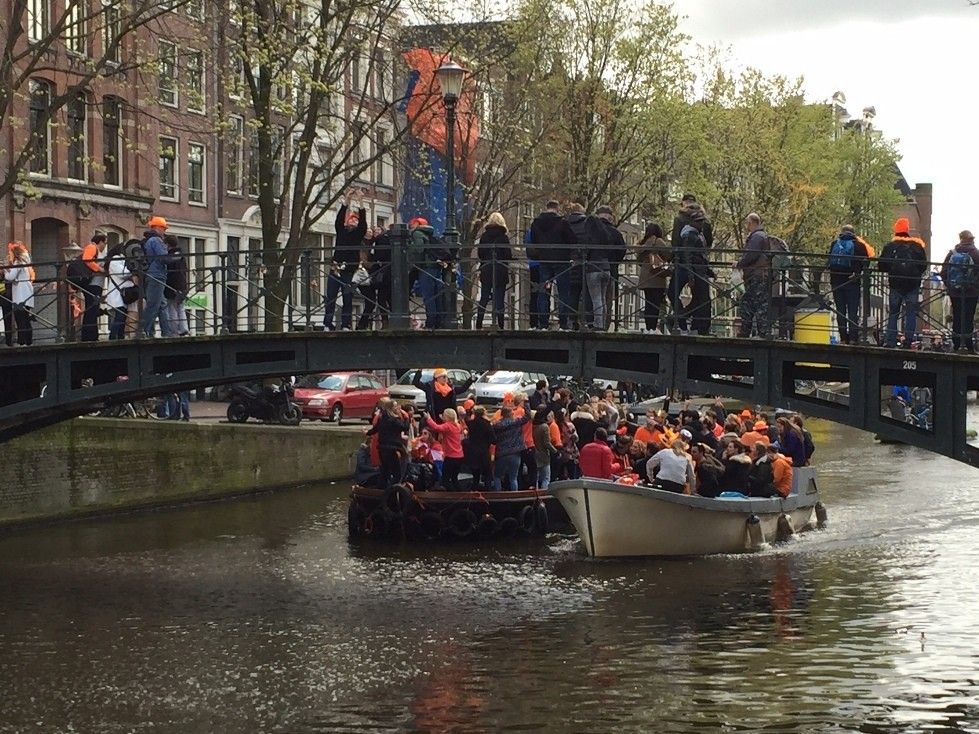 Deejay animano i canali di Amsterdam per il King's Day