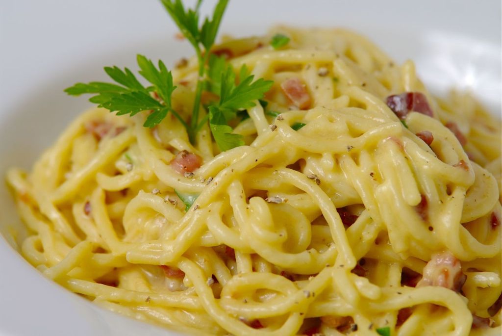 Pasta alla carbonara: in Francia e in Belgio si usa la panna al posto del pecorino. Una recente video-ricetta transalpina mostrava pasta cotta per 15 minuti nella stessa pentola con cipolla, uovo crudo e pancetta -&nbsp;(la denuncia del Dossier Coldiretti)