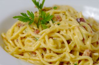 Pasta alla carbonara con panna
