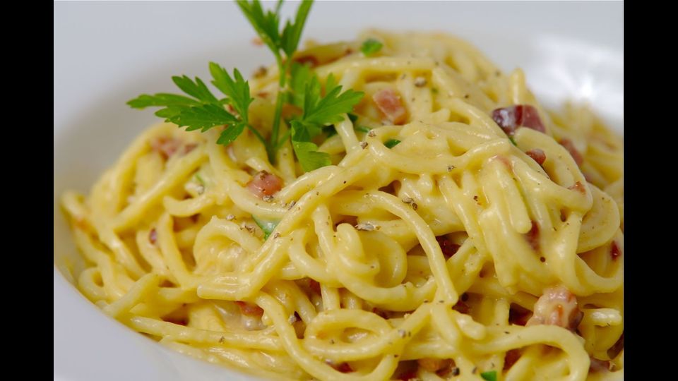 Pasta alla carbonara: in Francia e in Belgio si usa la panna al posto del pecorino. Una recente video-ricetta transalpina mostrava pasta cotta per 15 minuti nella stessa pentola con cipolla, uovo crudo e pancetta -&nbsp;(la denuncia del Dossier Coldiretti)