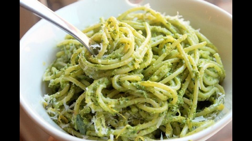 Pasta al pesto: viene proposta con mandorle, noci o pistacchi al posto dei pinoli e con formaggio comune che sostituisce il parmigiano reggiano e il pecorino romano - (la denuncia del Dossier Coldiretti)