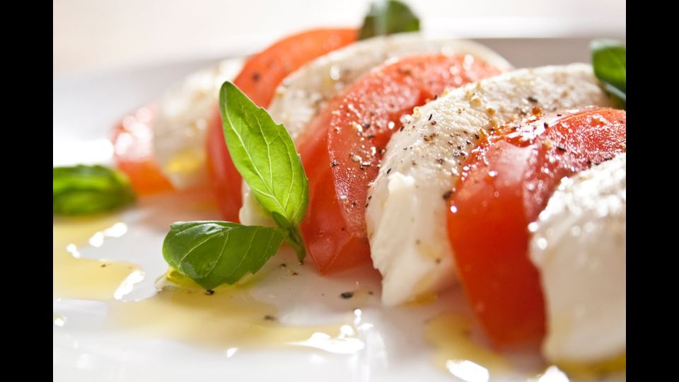 Insalata Caprese: nei ristoranti stranieri spesso viene servita con formaggio industriale al posto della mozzarella di bufala o del fiordilatte e senza il basilico - (la denuncia del Dossier Coldiretti)