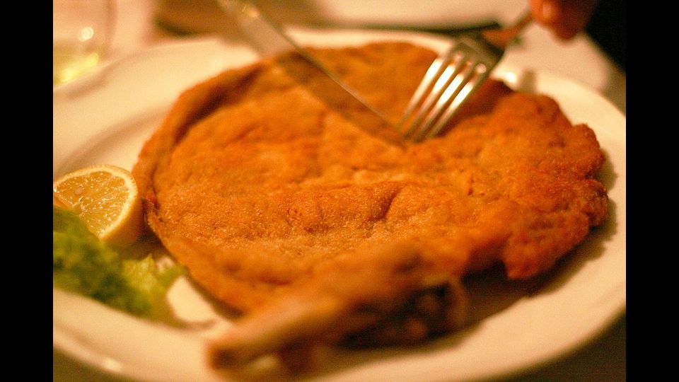 Costoletta alla milanese: all'estero spesso al posto della costola di vitello battuta viene utilizzata carne di pollo o di maiale e, in Germania, viene fritta impiegando l'olio di semi al posto dell'olio di oliva - (la denuncia del Dossier Coldiretti)