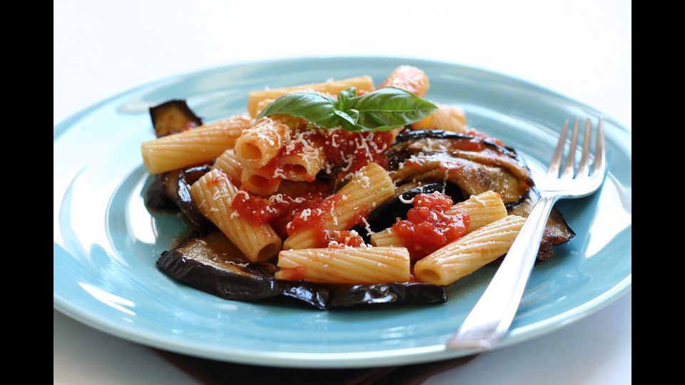 Pasta alla Norma: questa ricetta viene spesso taroccata sostituendo l'immancabile ricotta salata con il semplice formaggio grattugiato - (la denuncia del Dossier Coldiretti)
