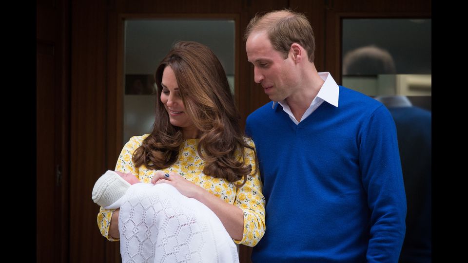 &nbsp;William e Kate con la secondogenita Charlotte escono dal St Mary's Hospital (2015)