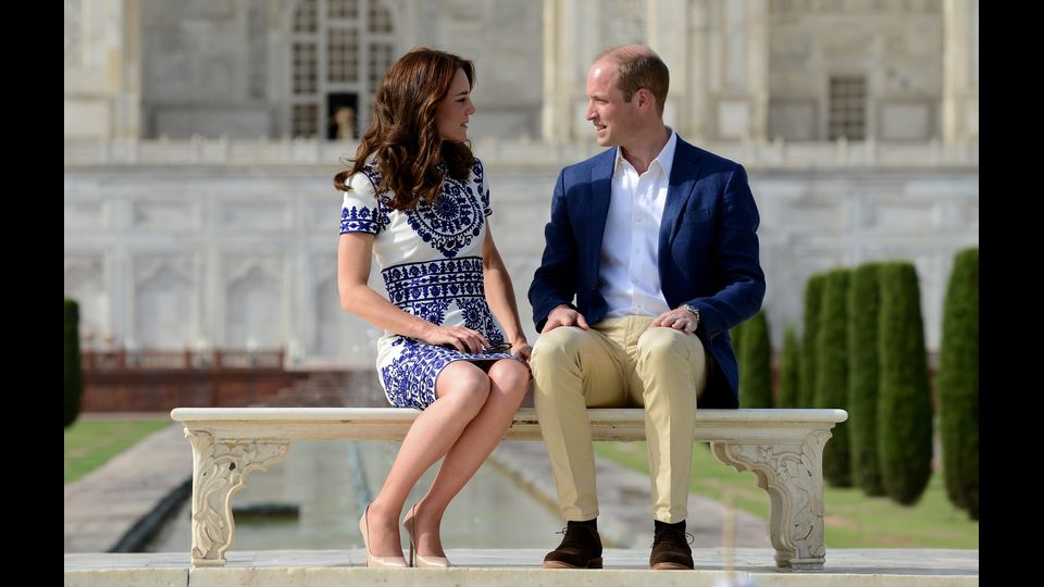 &nbsp;William e Kate si riposano su una panchina durante la loro visita al Taj Mahal di Agra, India (2016)
