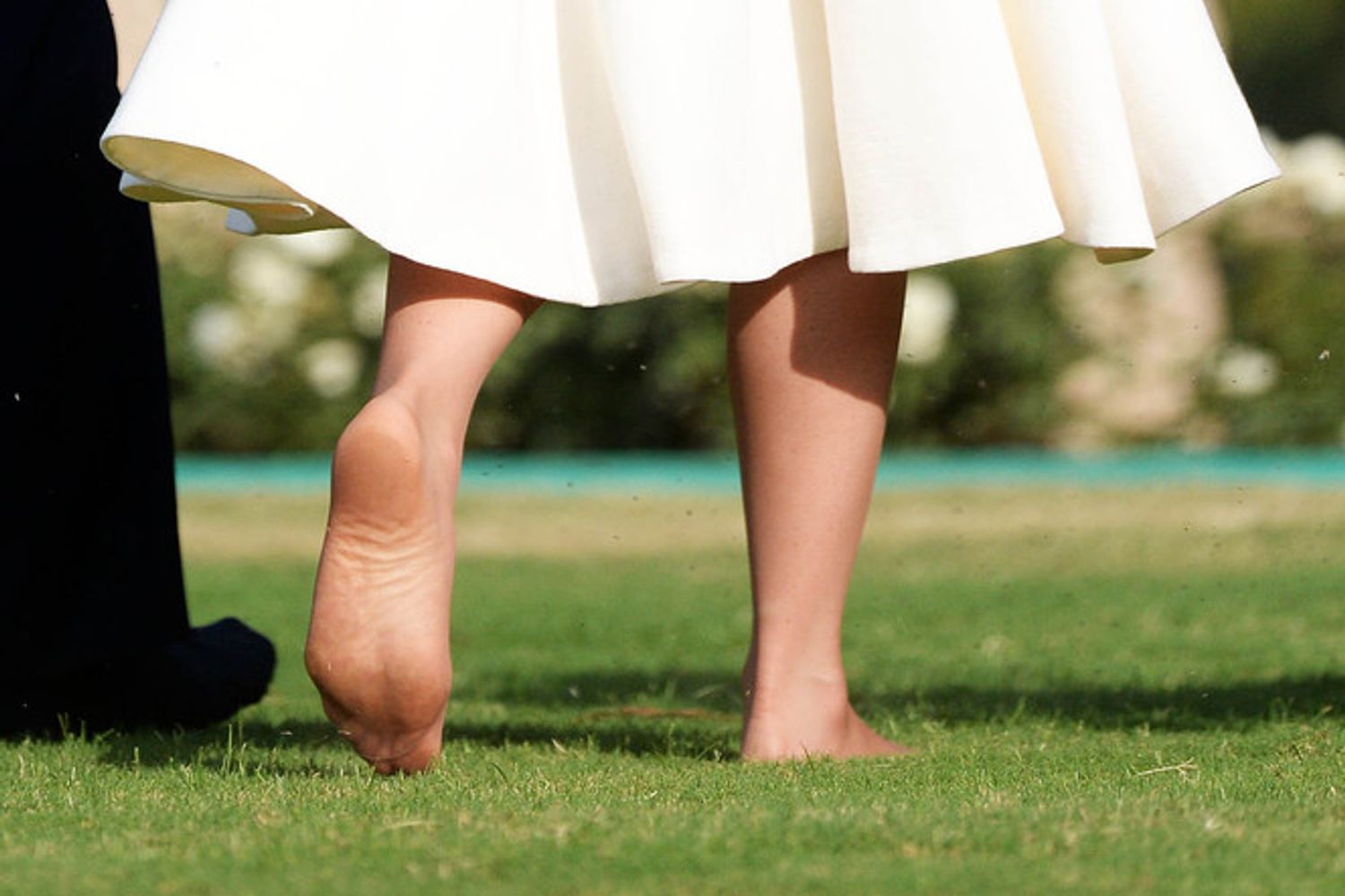 &nbsp;Kate passeggia a piedi nudi &nbsp;nel parco di New Delhi, India (2016)