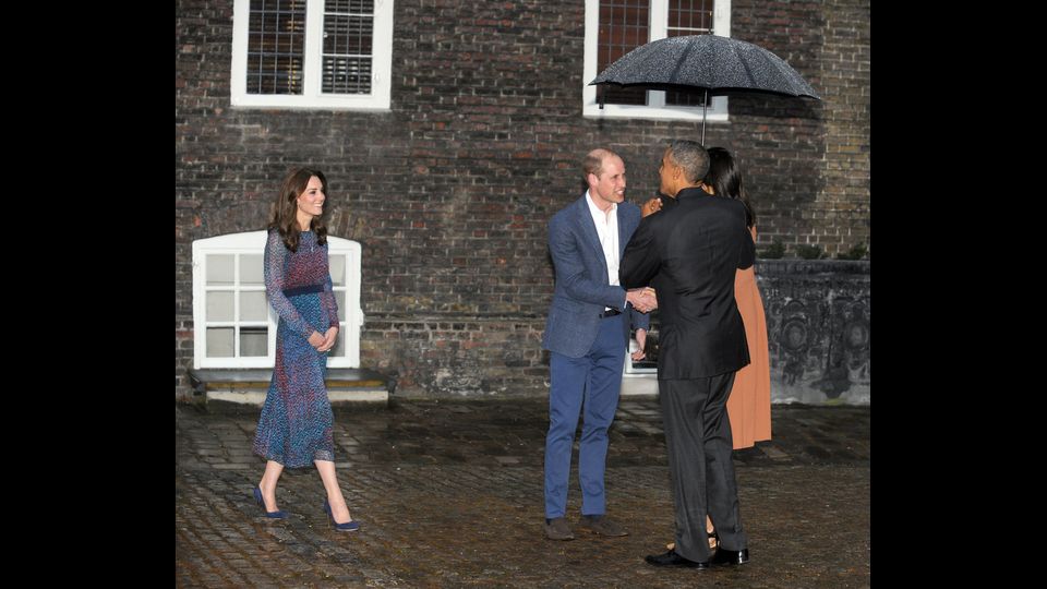 &nbsp;Kate raggiunge il marito che si ripara dalla pioggia salutando Barack e Michelle Obama (2016)