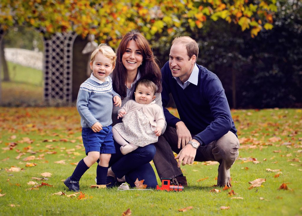 William e Kate con i bambini nei giardini di Kensington Palace (2016)