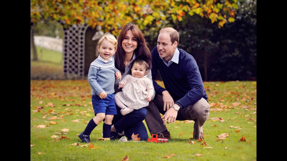 William e Kate con i bambini nei giardini di Kensington Palace (2016)