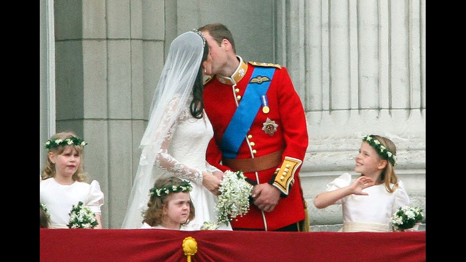 Il bacio degli sposi dal balcone di &nbsp;Buckingham Palace (29 aprile 2011)