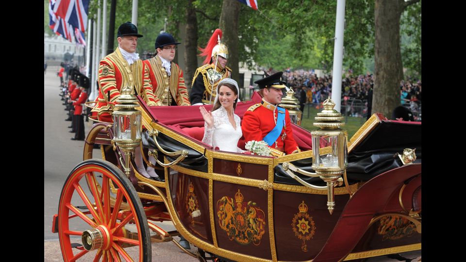 William e Kate in carrozza &nbsp;verso Buckingham Palace (29 aprile 2011)