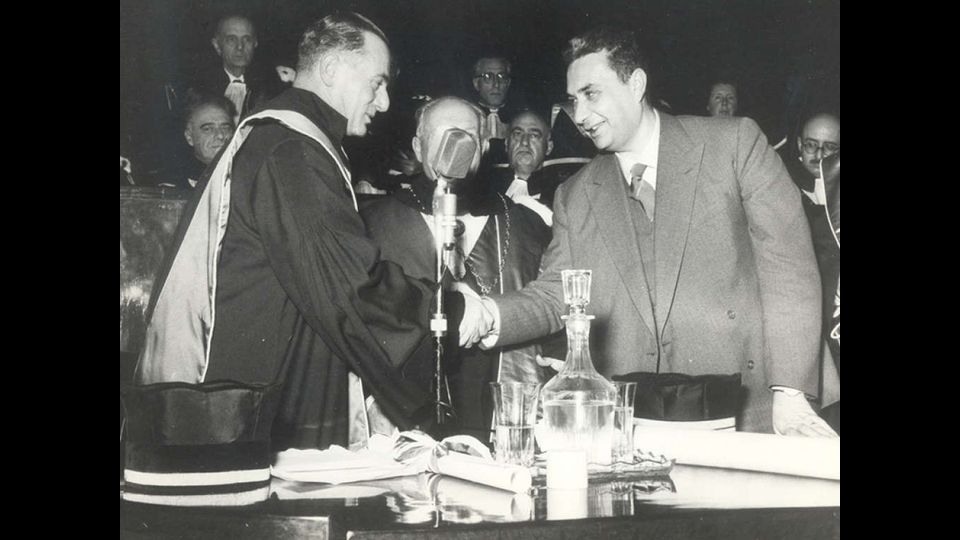 Consegna della Laurea Honoris Causa da Aldo Moro a Enrico Mattei