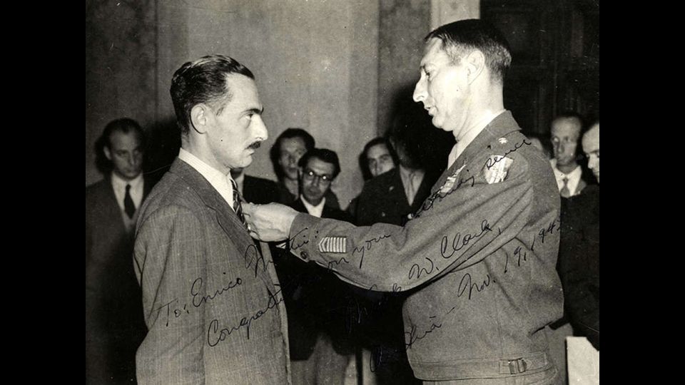 Enrico Mattei riceve dal generale Clark la medaglia di bronzo al merito per l'azione partigiana durante la guerra in Italia, 1945
