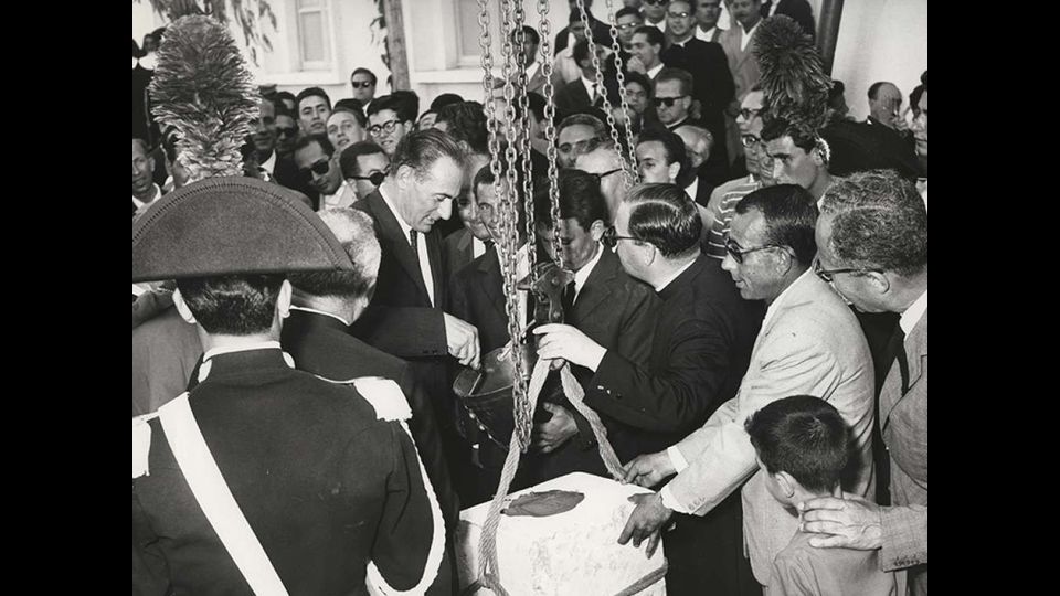 Enrico Mattei posa la prima pietra dello stabilimento di Gela, 1960