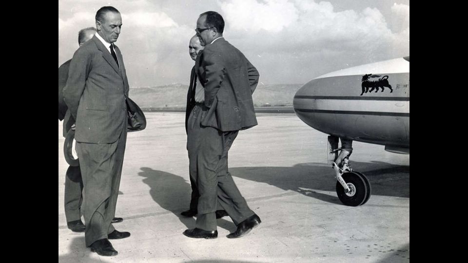 Enrico Mattei in partenza da Catania per Palermo il 18 ottobre 1962