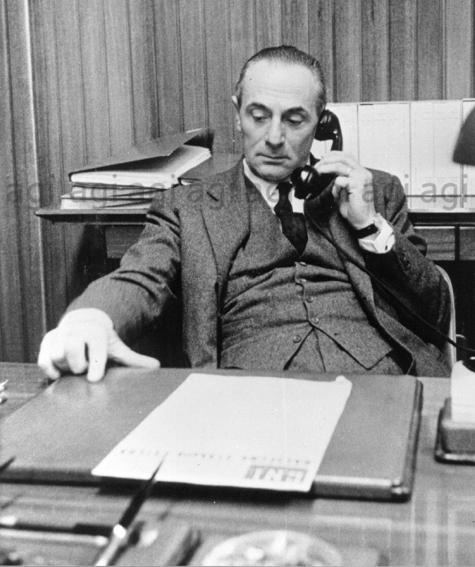 Enrico Mattei in ufficio