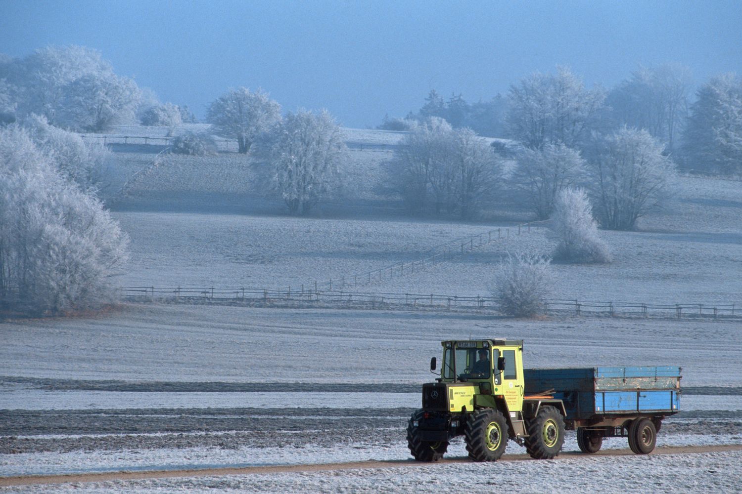 &nbsp;Agricoltura, gelata, gelo, campagna, inverno, trattore