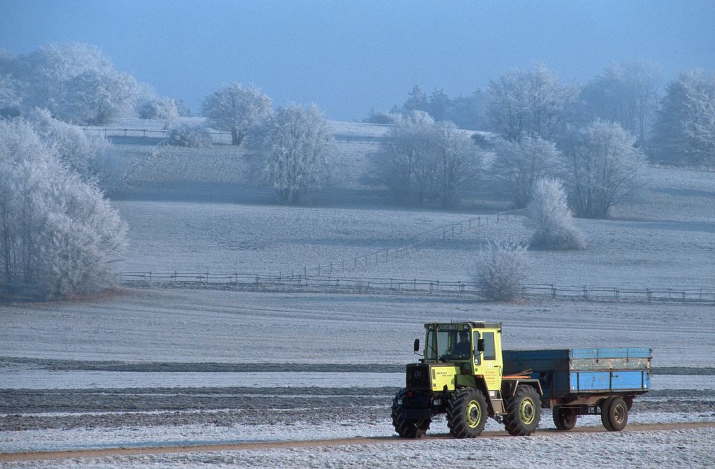 &nbsp;Agricoltura, gelata, gelo, campagna, inverno, trattore